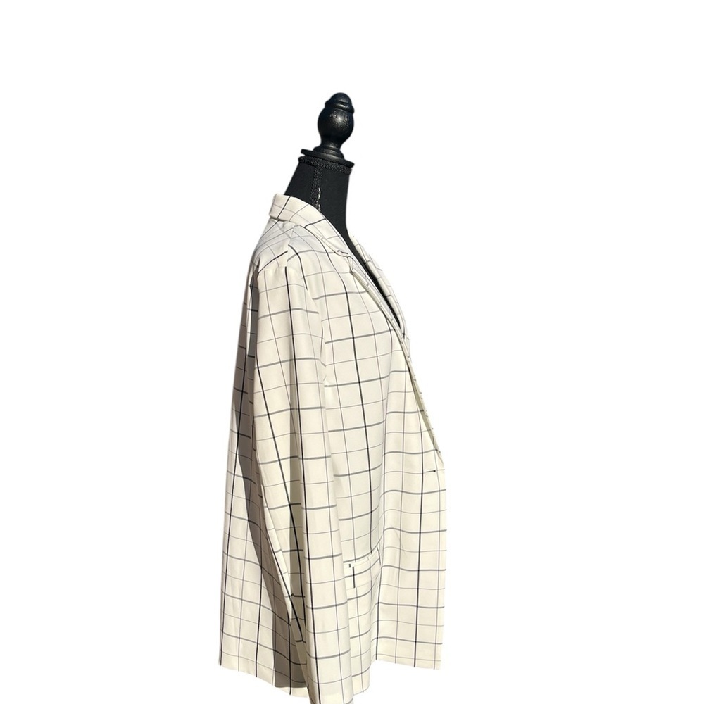 White gray stripped women’s blazer size 10. Office and Business. Black buttons - Picture 3 of 5